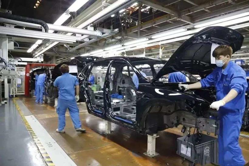 被卡住的汽车业：数千员工睡工厂，蔚小理推